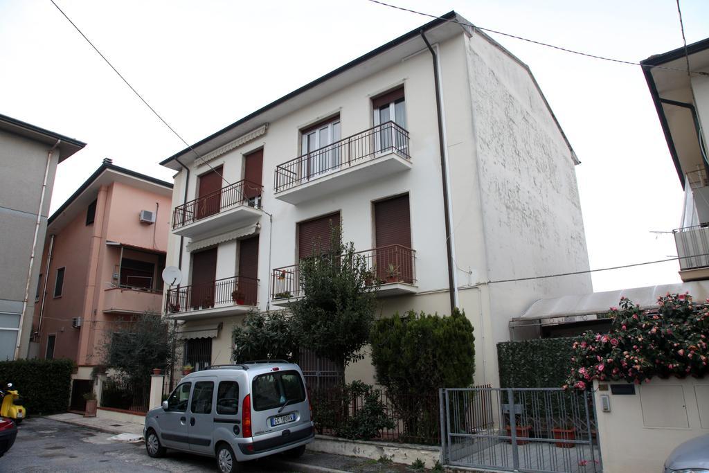 A Casa Di Simone A Viareggio Exterior foto